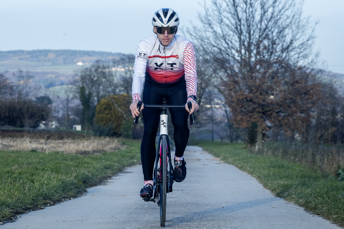 Triathlète XT en position aérodynamique sur vélo