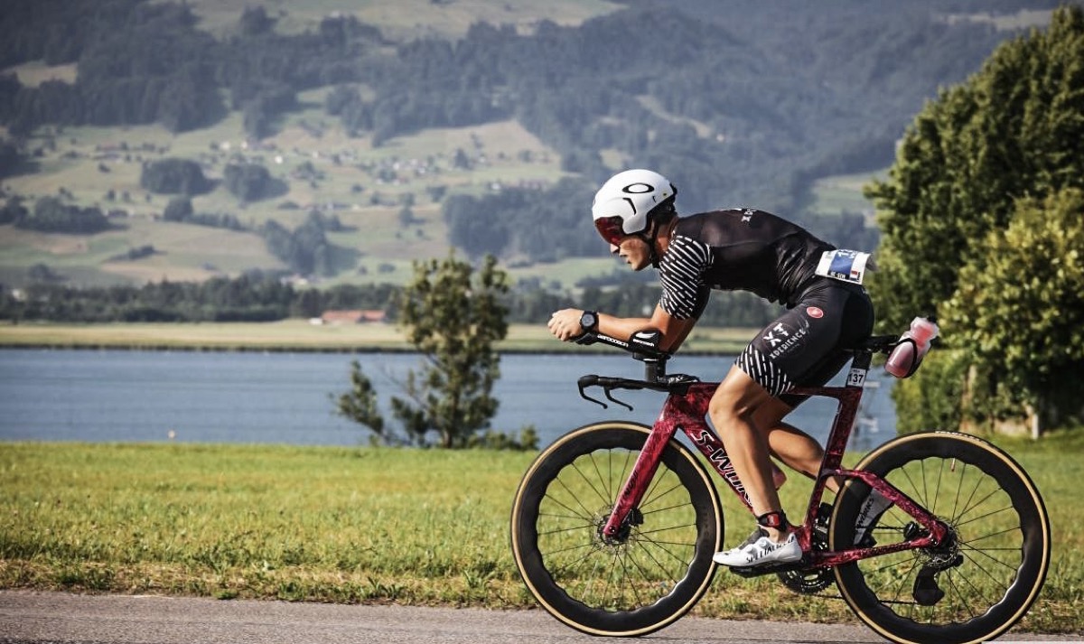 Cycliste triathlon sur route suisse