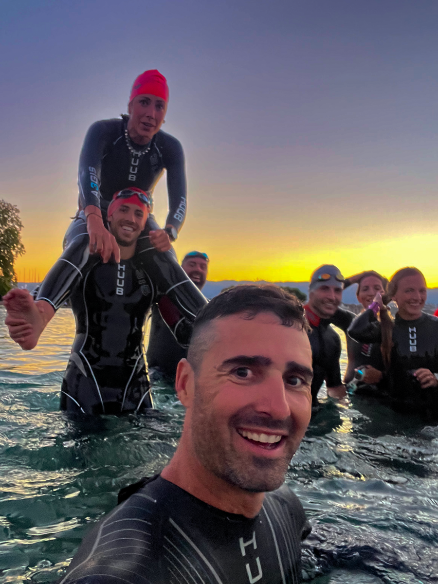 Groupe en combinaisons néoprène au lac Léman au coucher du soleil